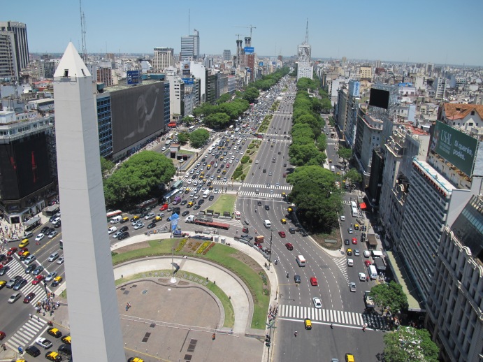 El Obelisco se sitúa en la instersección de la calle Corrientes y la 9 de Julio